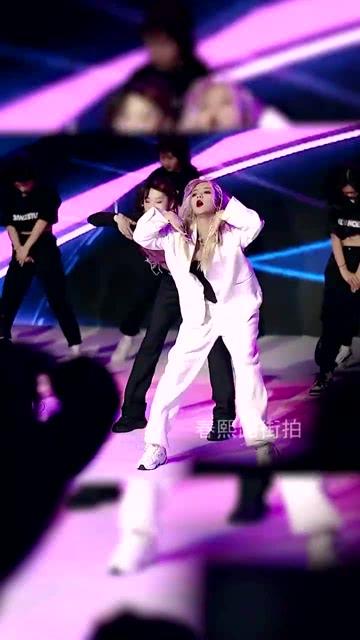 网红男生上台跳舞是谁,惊艳全场引热议